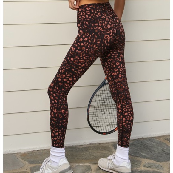 Varley Luna Legging in red animal print - Picture 4 of 6
